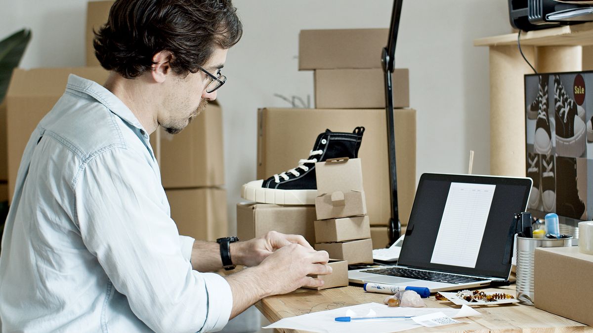 Meilleur Consultant SEO Shopify à Draguignan et en Dracénie 3 Gestion d'une boutique en ligne depuis un bureau, ordinateur portable et notes