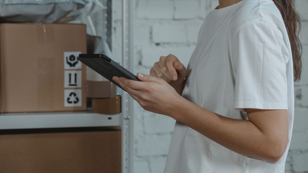 Meilleur Consultant SEO Shopify à Draguignan et en Dracénie 2 Gestion d'inventaire produit sur tablette pour une boutique en ligne