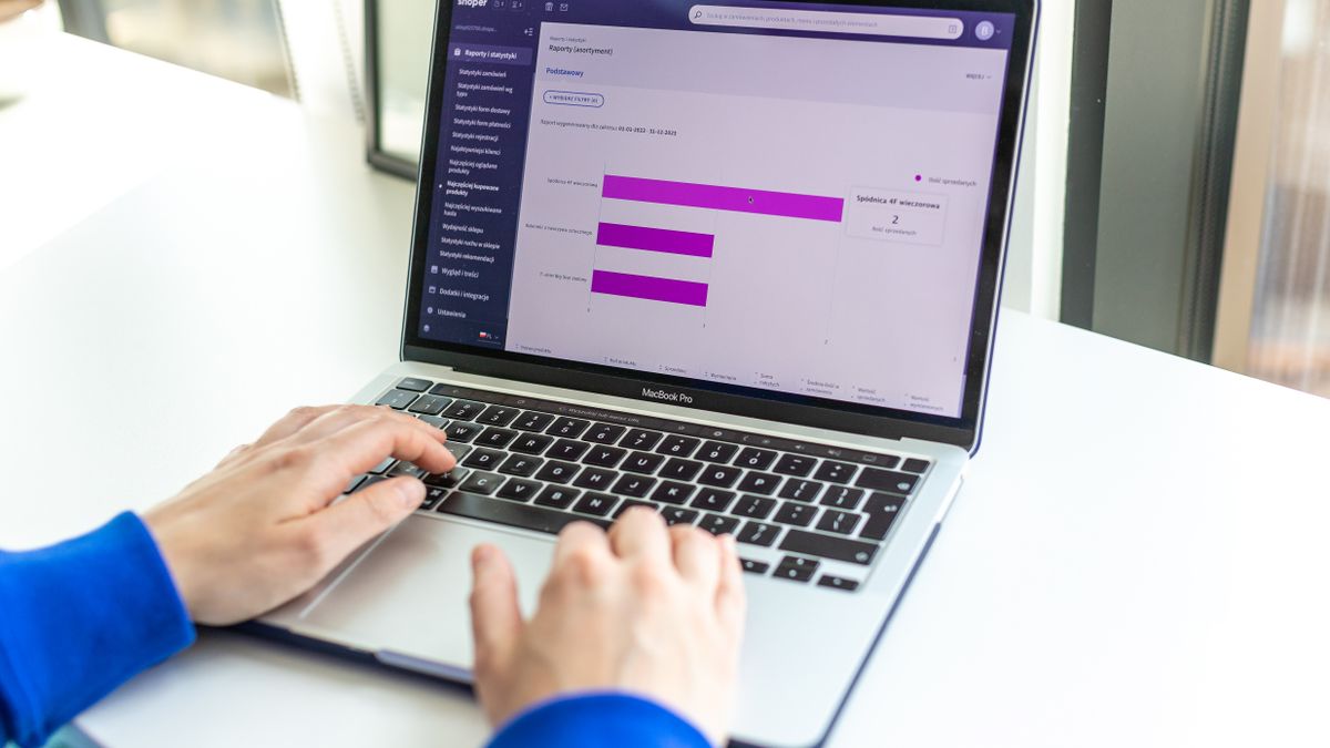 Meilleur Consultant SEO Shopify dans le Pays de Fayence 2 Écran d'ordinateur portable affichant un tableau de bord de boutique en ligne