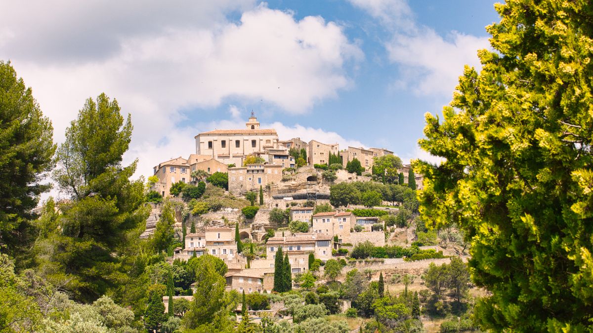 Meilleur Consultant SEO Shopify dans le Pays de Fayence 1 Village perché du Pays de Fayence en fin de journée, Provence