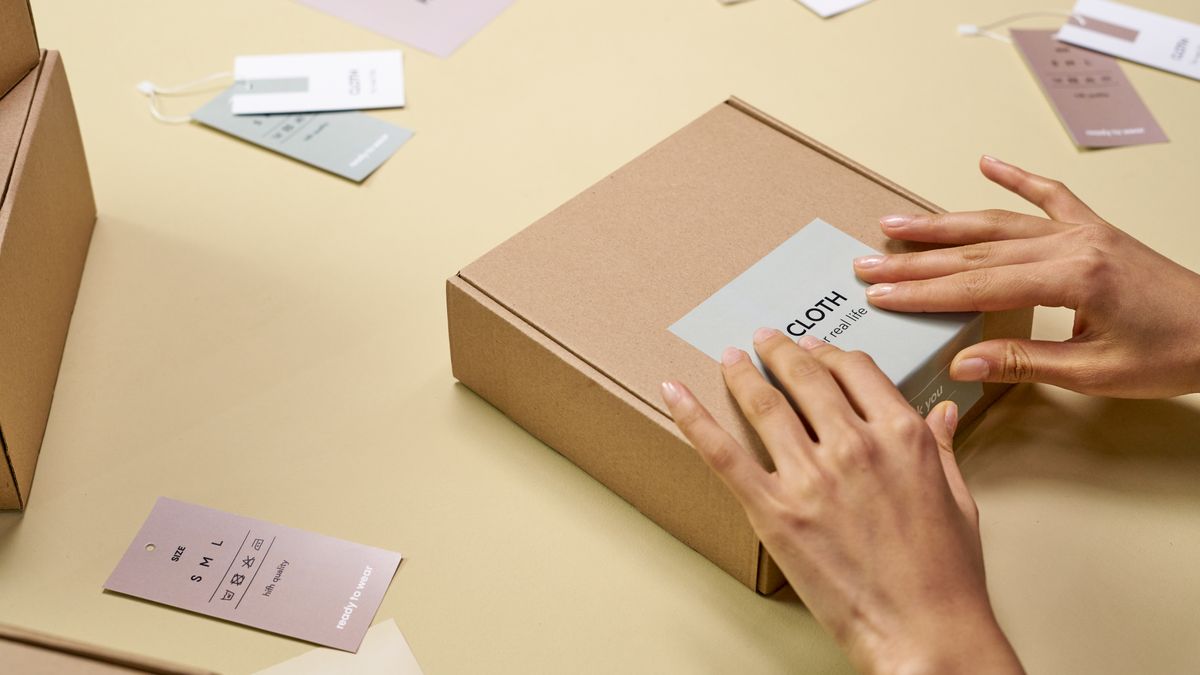 Preparation d'un colis pour une commande de boutique en ligne