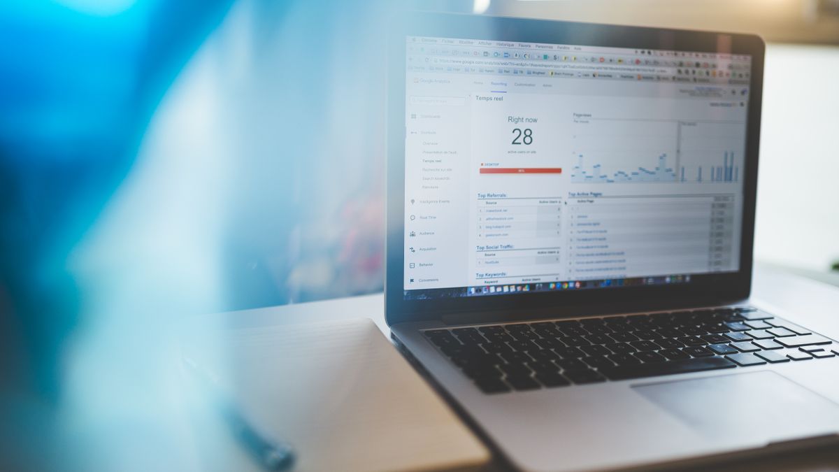 Ordinateur portable affichant un tableau de bord d'analytics pour une boutique en ligne