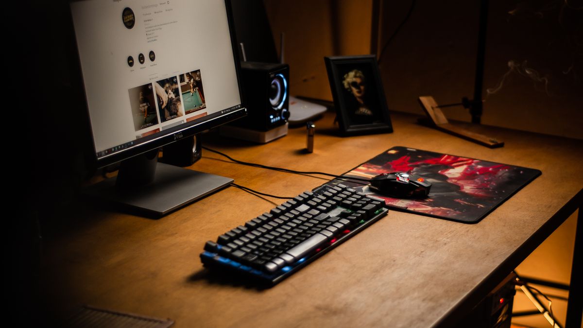 Poste de travail minimaliste avec ecran, clavier et souris pour la gestion d'une boutique en ligne