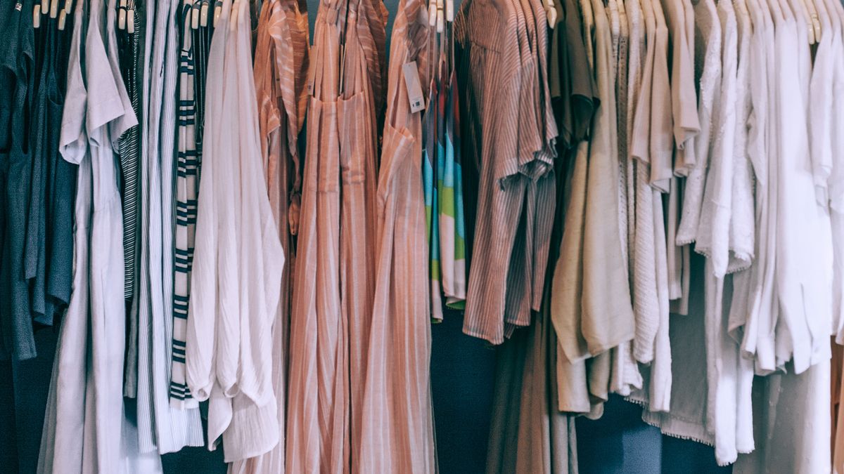 Collection de vêtements organisée sur un portant, illustration d'une page collection e-commerce