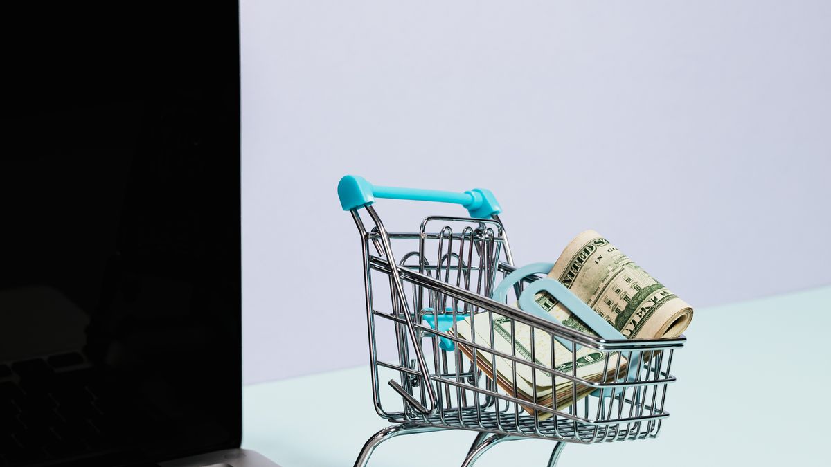 Panier d'achat en ligne symbolique devant un ordinateur portable, conversion e-commerce Shopify