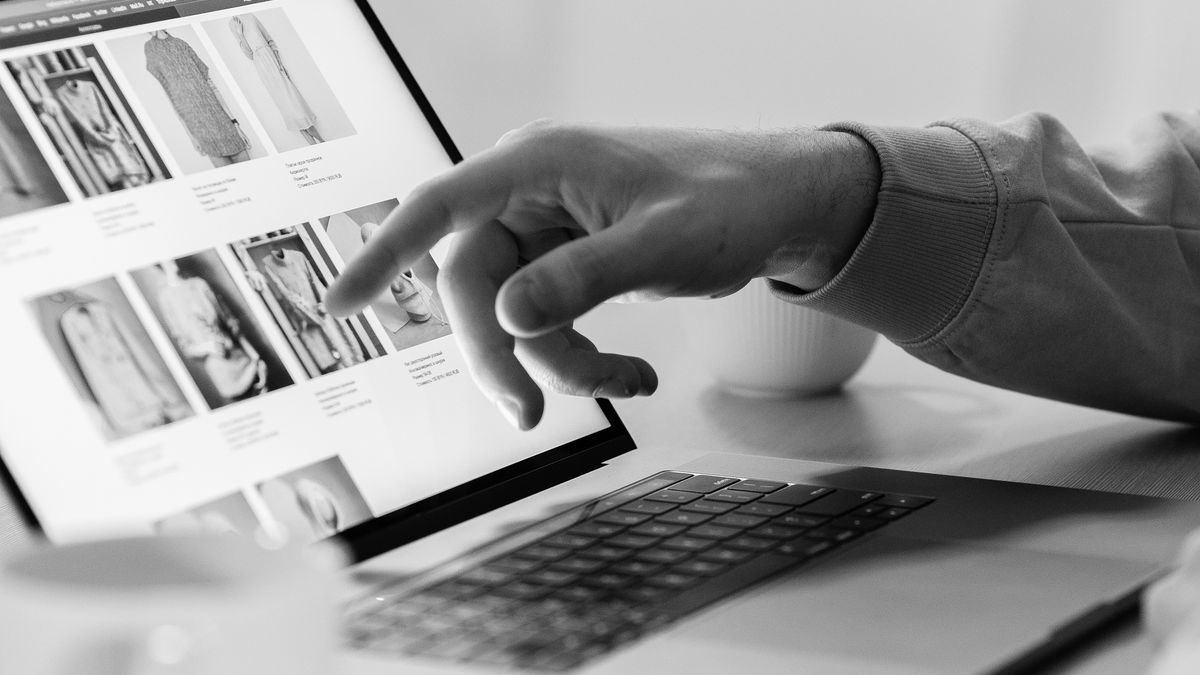 Client parcourant une fiche produit Shopify avec carrousel photos sur ordinateur portable