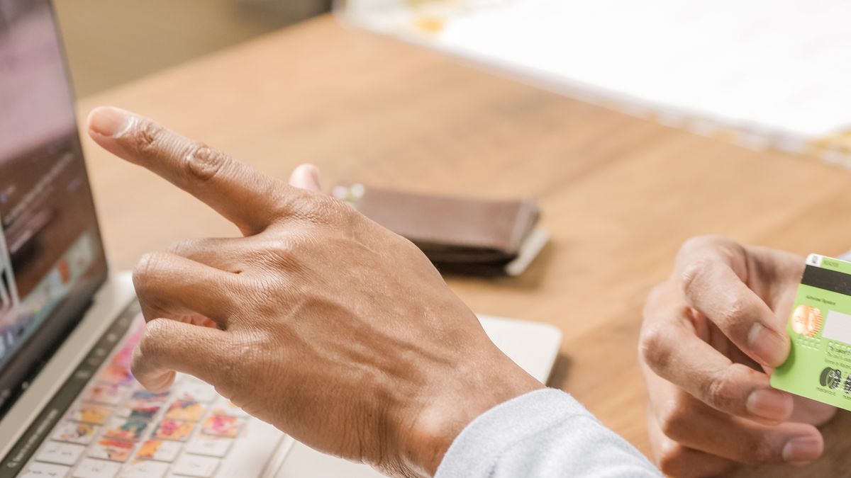 Clients comparant des visuels produits sur une fiche Shopify avant achat