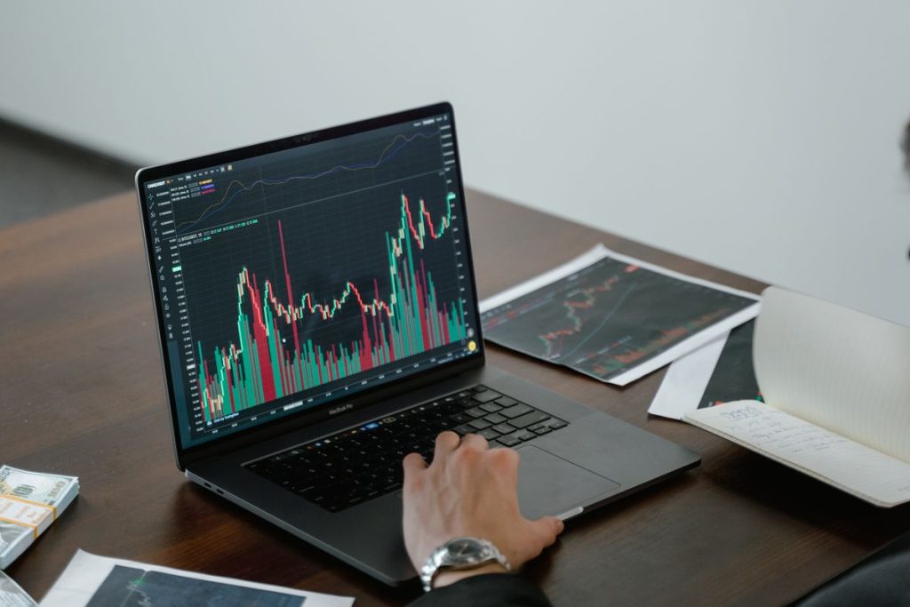 Analyse de données SEO et graphiques de croissance sur ordinateur portable