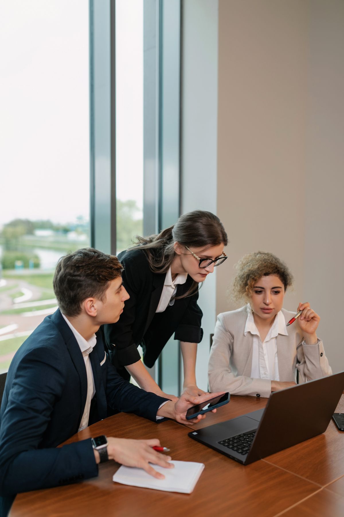 Accompagnement SEO Shopify : une stratégie qui dure, pas un coup de peinture 1 Graphiques de suivi SEO sur ecran, accompagnement mensuel Shopify